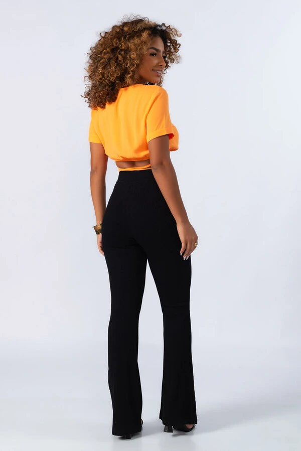 Calca flare em viscose canelada