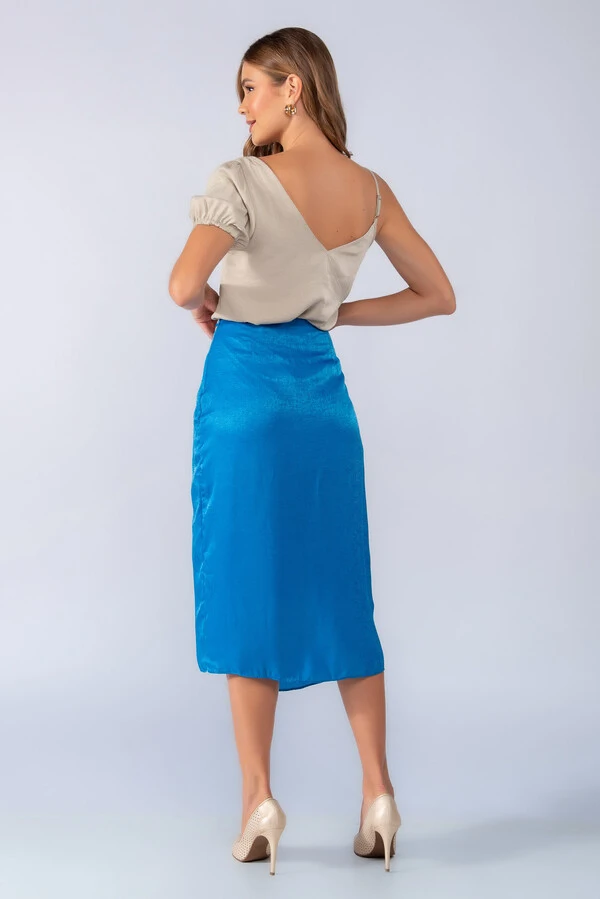Saia midi acetinada com fivela acrilica