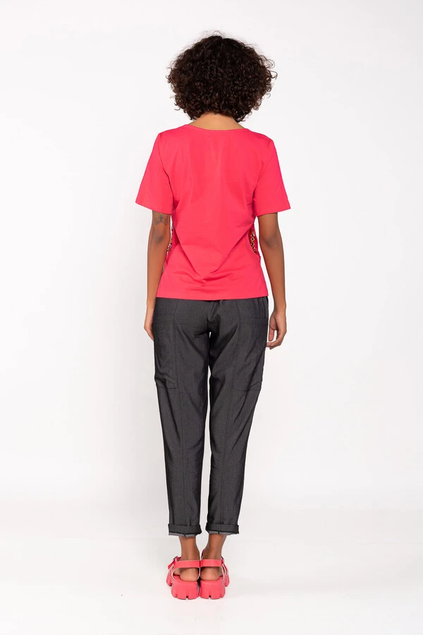 T-shirt algodao detalhe corrente lateral