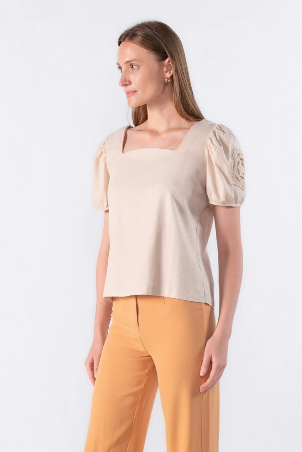 Blusa decote quadrado e aplicacao na manga