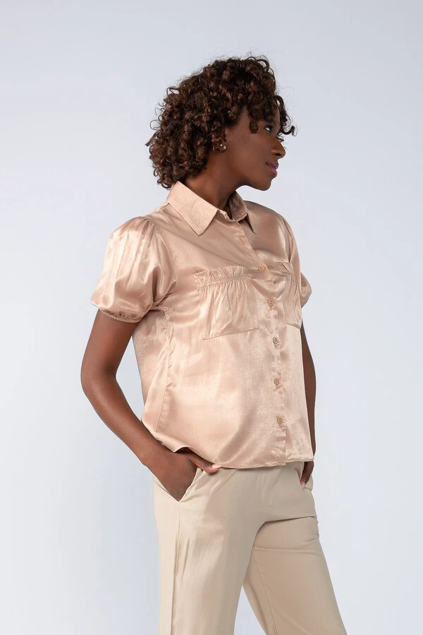 Blusa acetinada com 2 bolsos e botoes