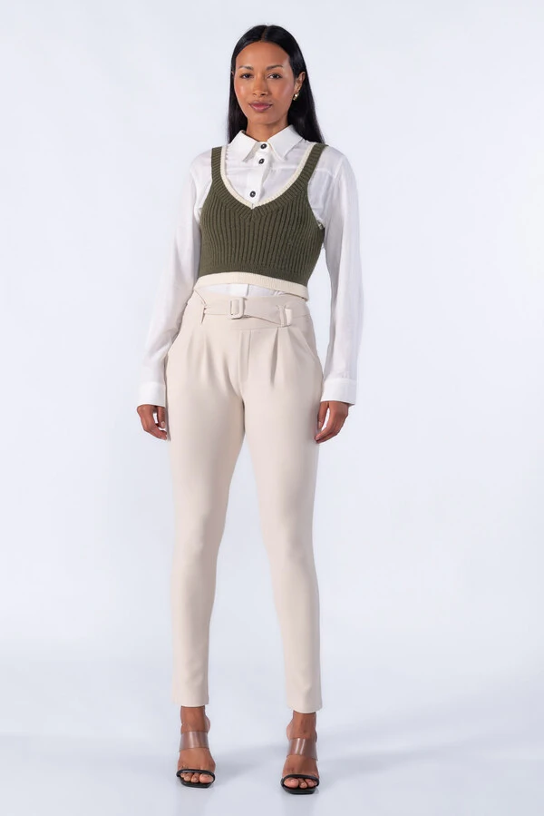 Calça cenoura pregas bolso