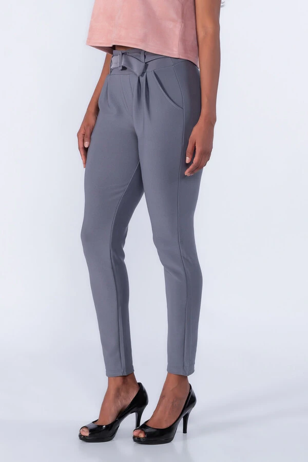 Calça cenoura pregas bolso
