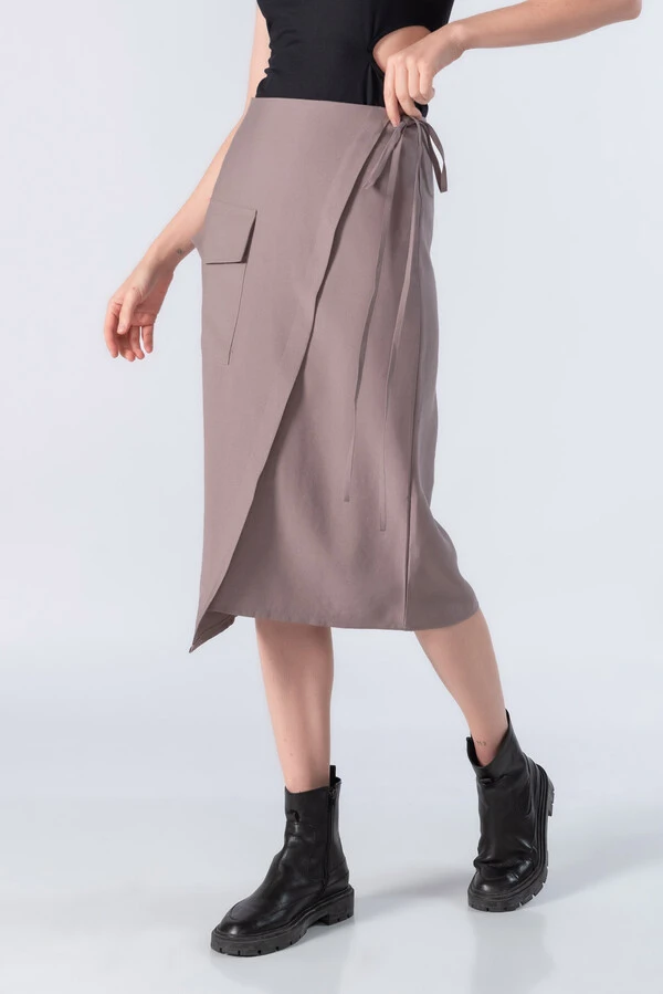 Saia midi em viscose com bolso e faixa