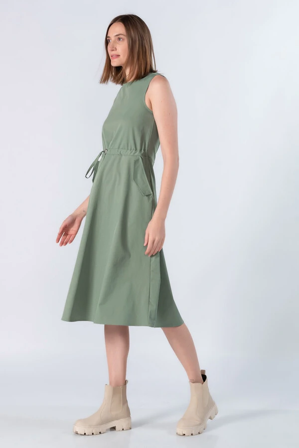 Vestido midi detalhe de ajuste na cintura