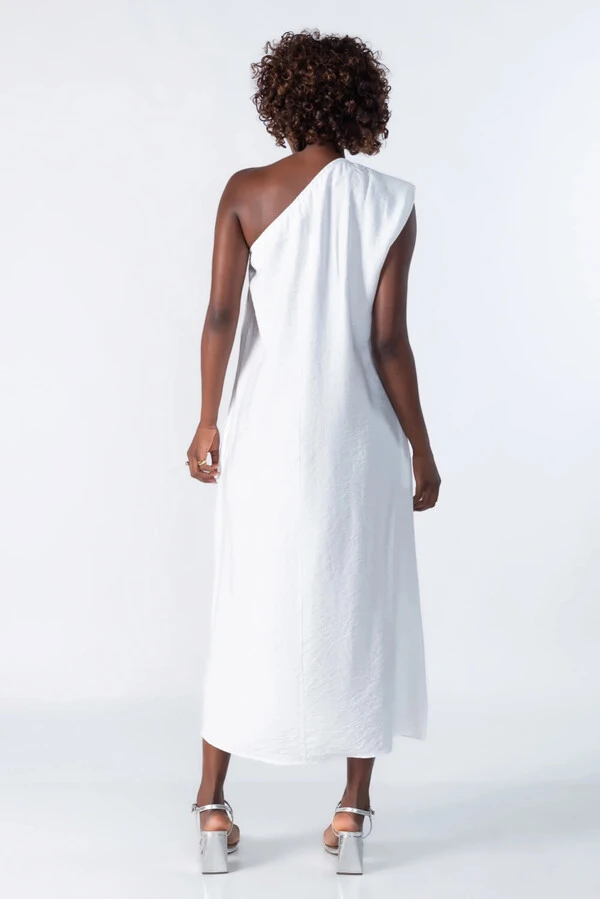 Vestido midi um ombro amplo