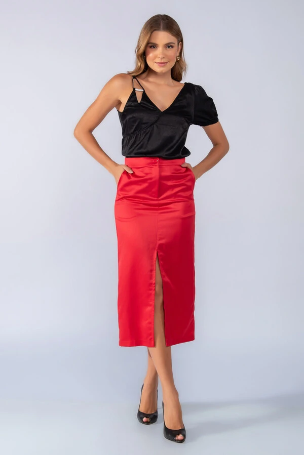 Saia midi acetinada com fenda