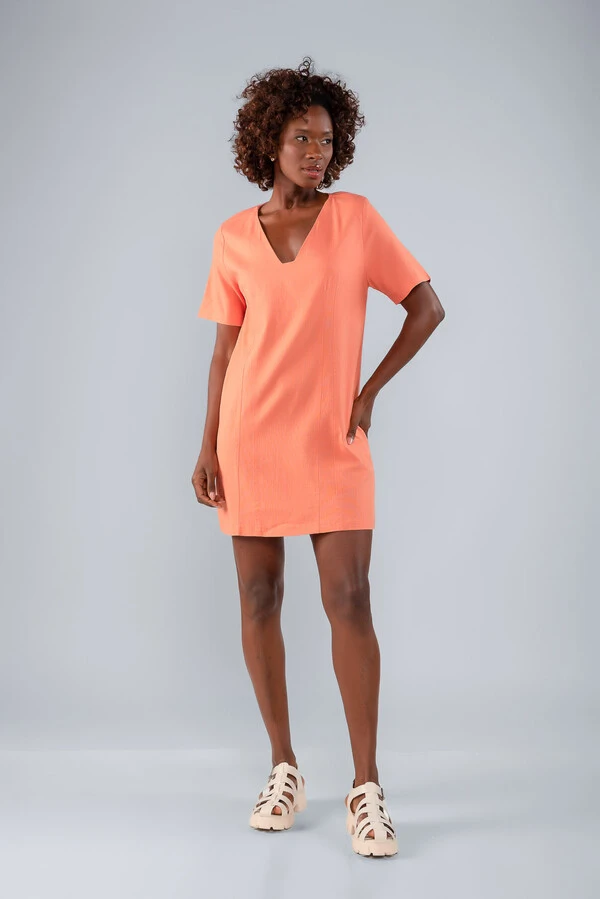 Vestido curto em viscolinho decote v manga curta