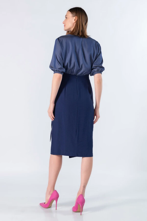 Saia midi em viscose com bolso e faixa