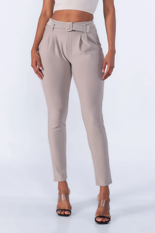 Calça cenoura pregas bolso
