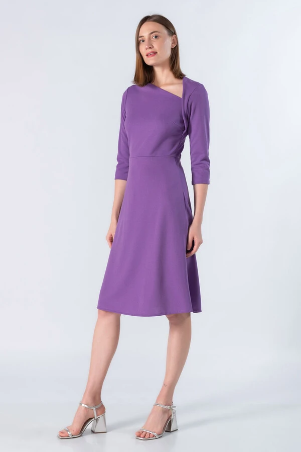 Vestido midi decote moderno
