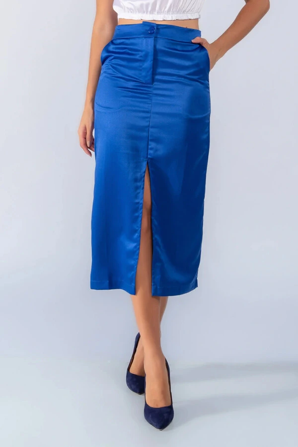 Saia midi acetinada com fenda