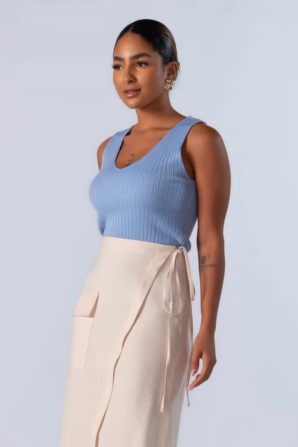 Blusa regata canelada decote em v