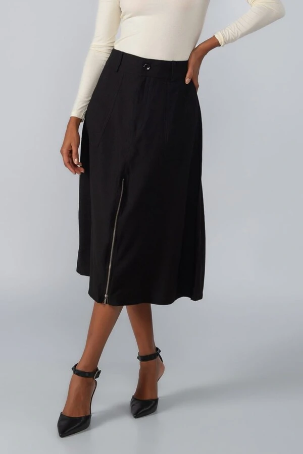 Saia midi em viscose com bolsos e ziper frontal