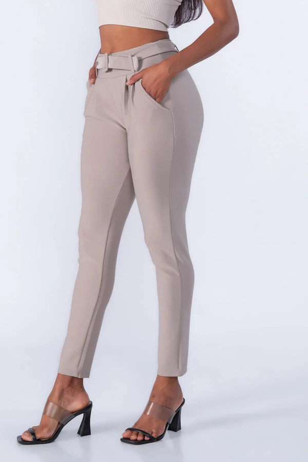 Calça cenoura pregas bolso