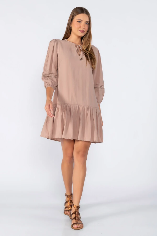 Vestido com manga bufante com detalhes