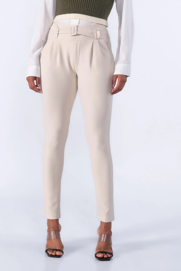 Calça cenoura pregas bolso