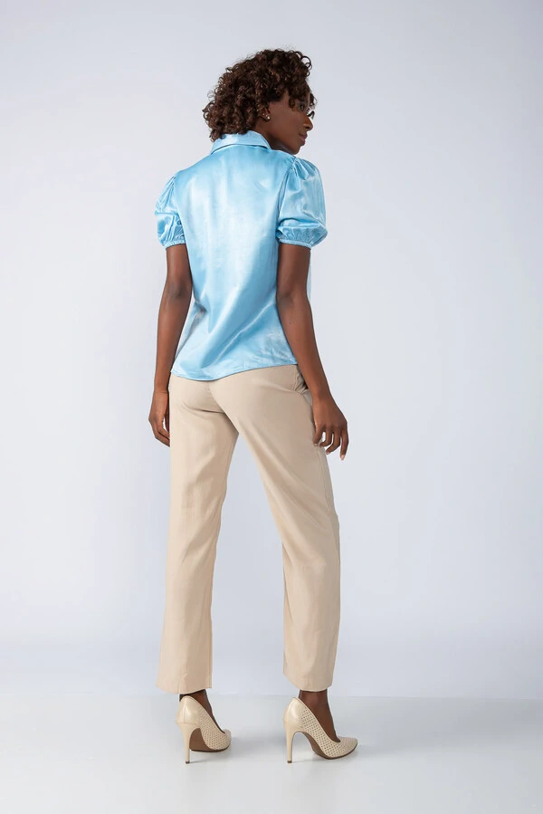 Blusa acetinada com 2 bolsos e botoes