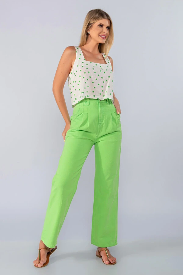 Calca jeans pantalona color com pinca