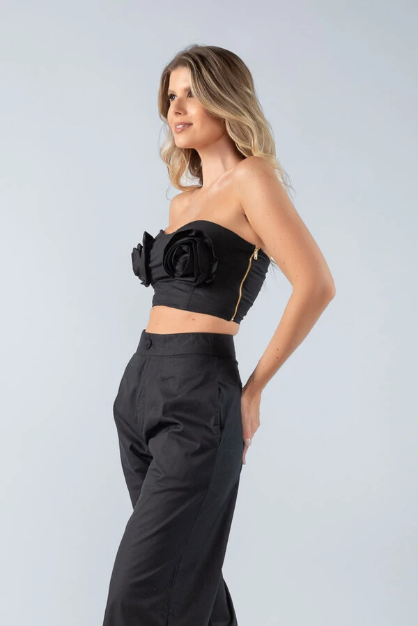Top cropped tqc em algodao detalhe flor