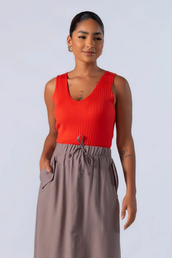 Blusa regata canelada decote em v
