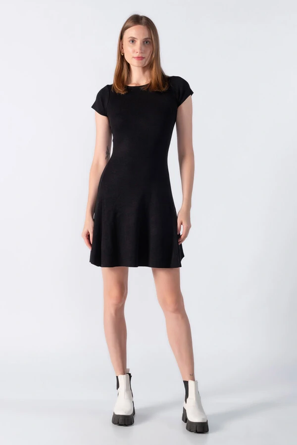 Vestido modelado com manga curta