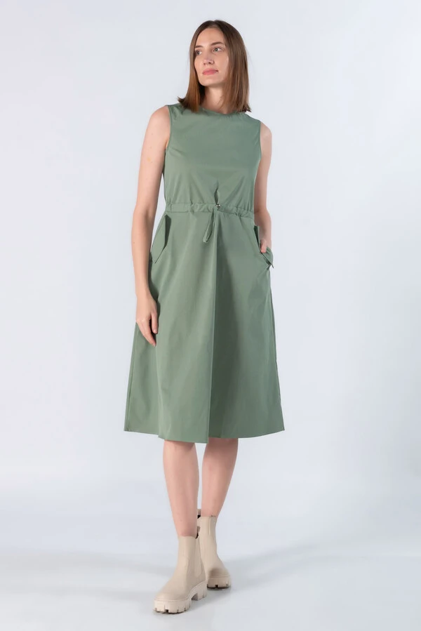 Vestido midi detalhe de ajuste na cintura