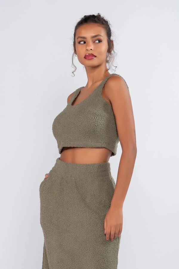 Blusa teddy cropped sem mangas