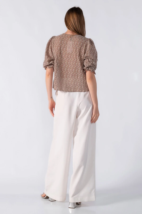 Blusa bata texturizada e manga 3/4