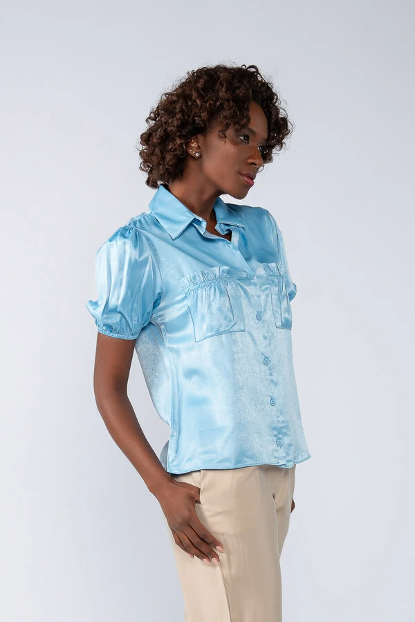 Blusa acetinada com 2 bolsos e botoes