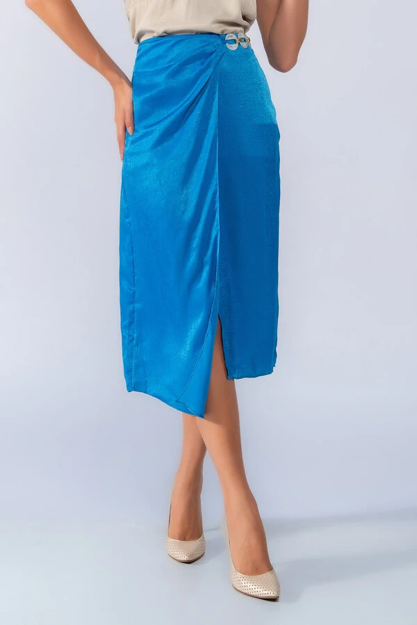 Saia midi acetinada com fivela acrilica