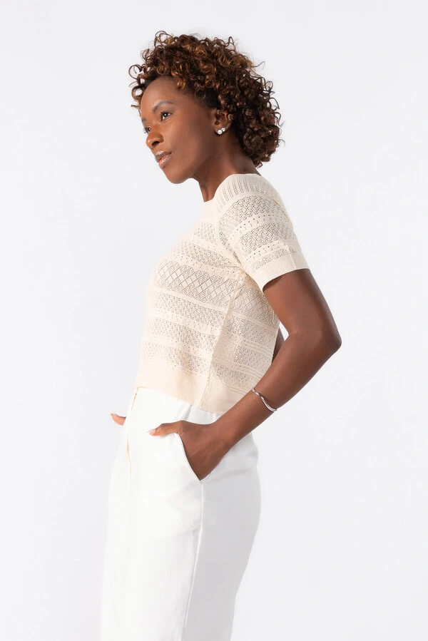 Blusa curta de tricot trabalhado
