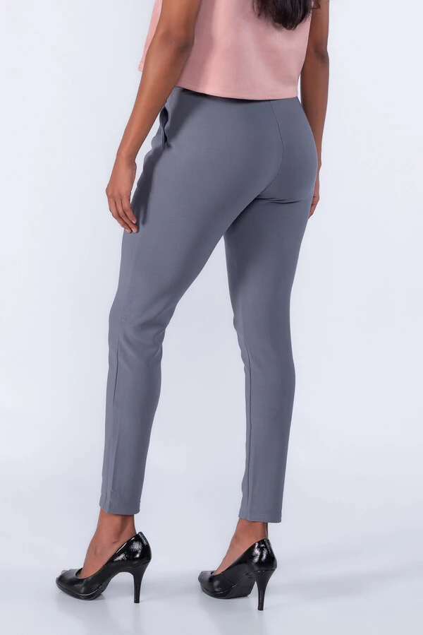 Calça cenoura pregas bolso