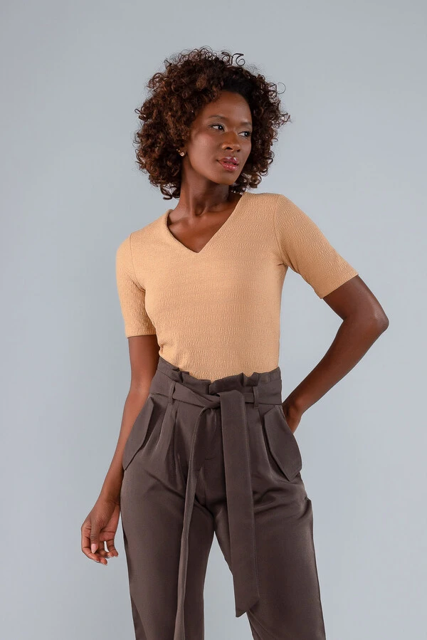 Blusa texturizada curta decote v