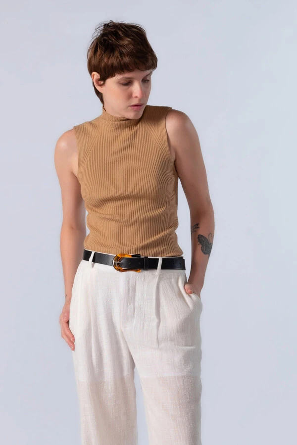 Blusa gola alta manga cavada