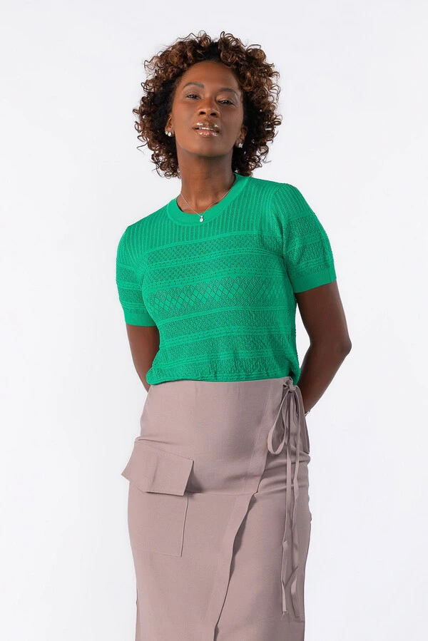 Blusa curta de tricot trabalhado