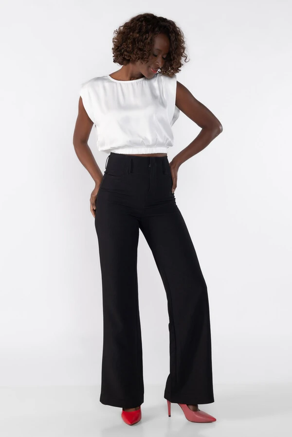 Blusa cropped com ombreiras e elastico na barra