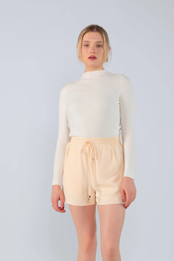 Shorts crepe com bolsos e detalhes em strass