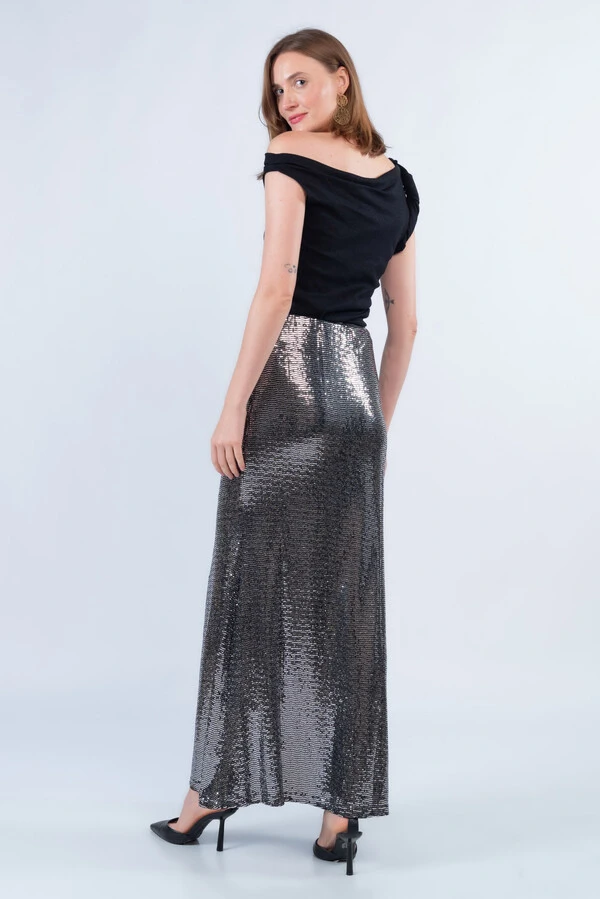 Saia longa com ilhos fenda