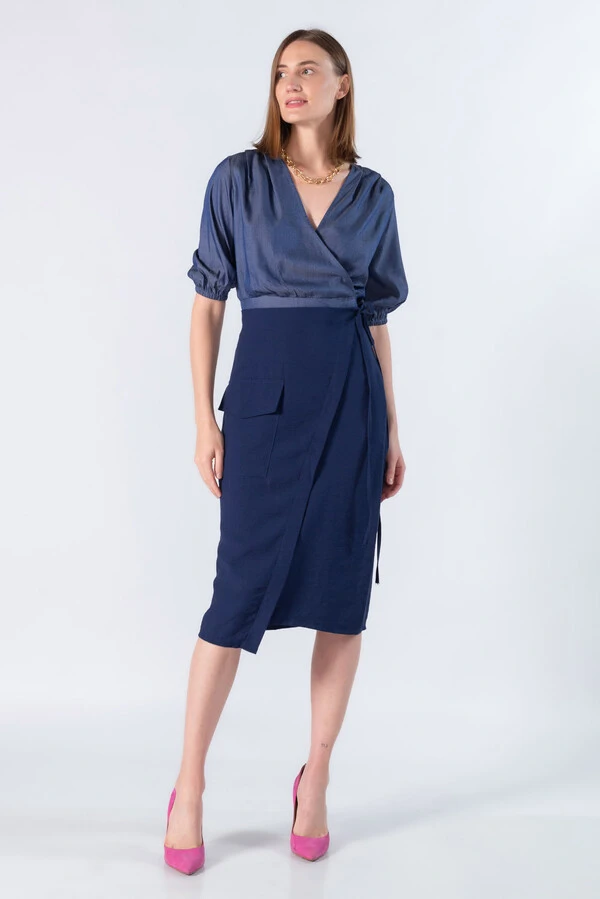 Saia midi em viscose com bolso e faixa