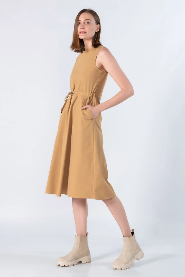 Vestido midi detalhe de ajuste na cintura