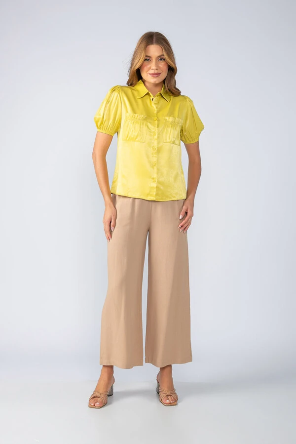 Blusa acetinada com 2 bolsos e botoes