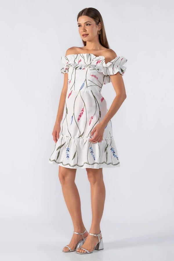 Vestido curto bordado ombro a ombro