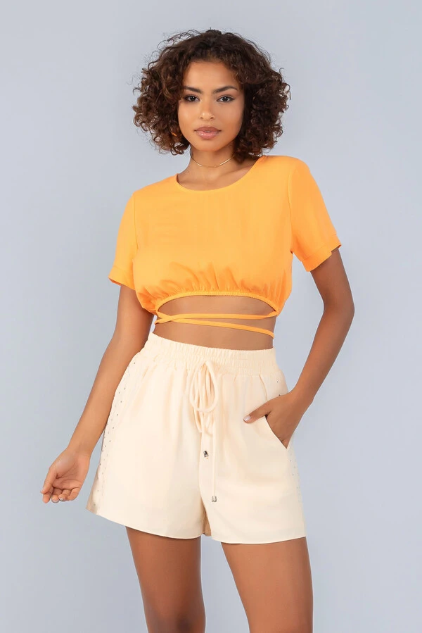 Blusa cropped em crepe elastico e amarracao cintura