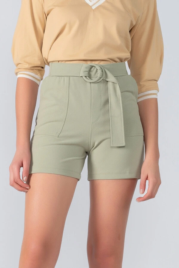 Shorts crepe liso detalhe cinto e bolsos