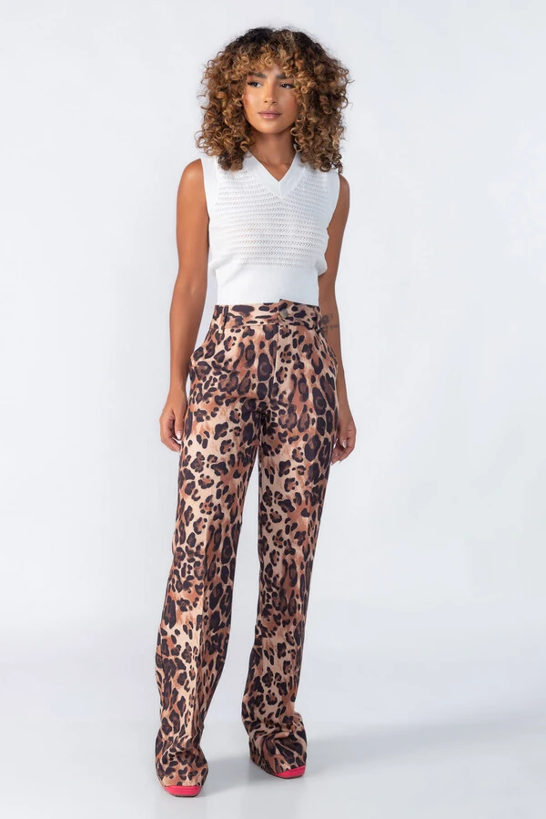 Blusa regata curta com furinhos
