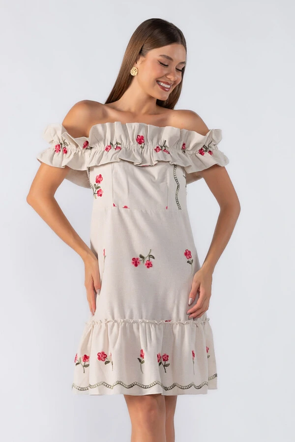 Vestido curto bordado ombro a ombro