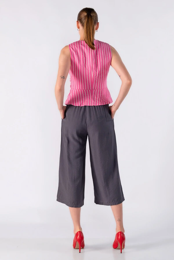 Blusa em listras peplum com detalhe no busto