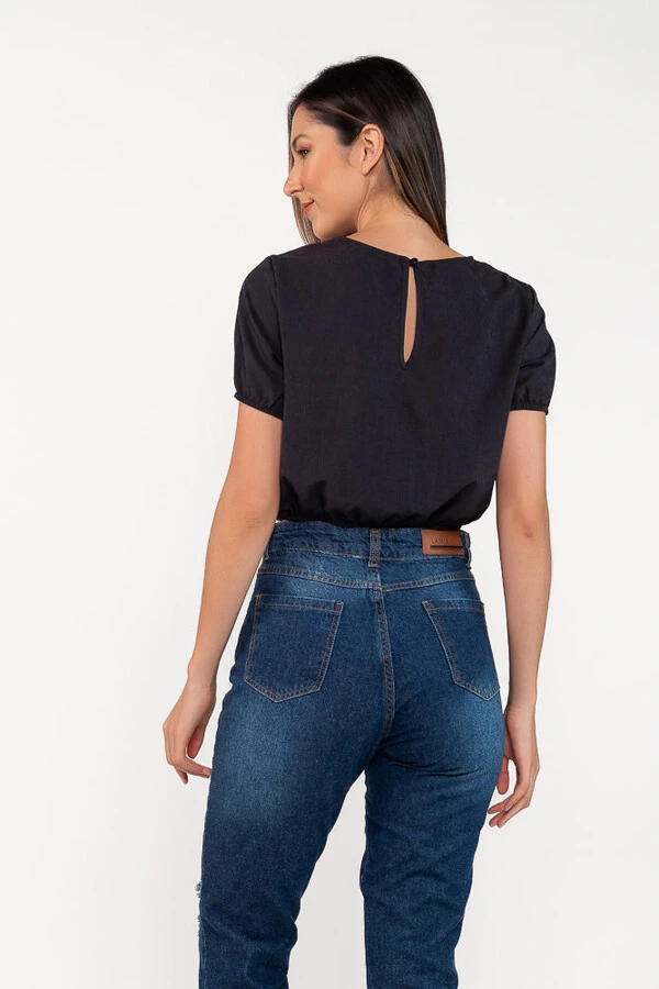 Blusa curta com manga detalhe em veludo