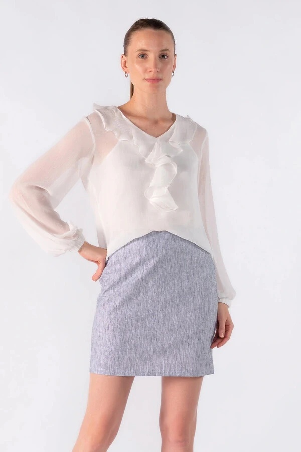 Blusa em chiffon com babado no decote